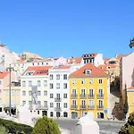 Spacious 3 Bedroom Flat In Charming Apartamento