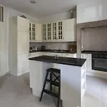 Spacious 3 Bedroom Flat In Charming Apartamento *