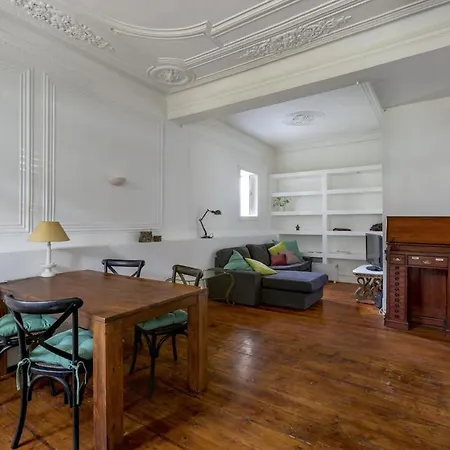 Spacious 3 Bedroom Flat In Charming شقة *