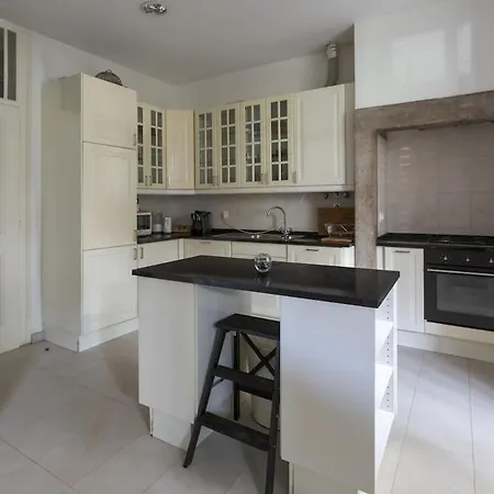 Spacious 3 Bedroom Flat In Charming شقة *
