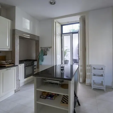 Spacious 3 Bedroom Flat In Charming * Lisbona